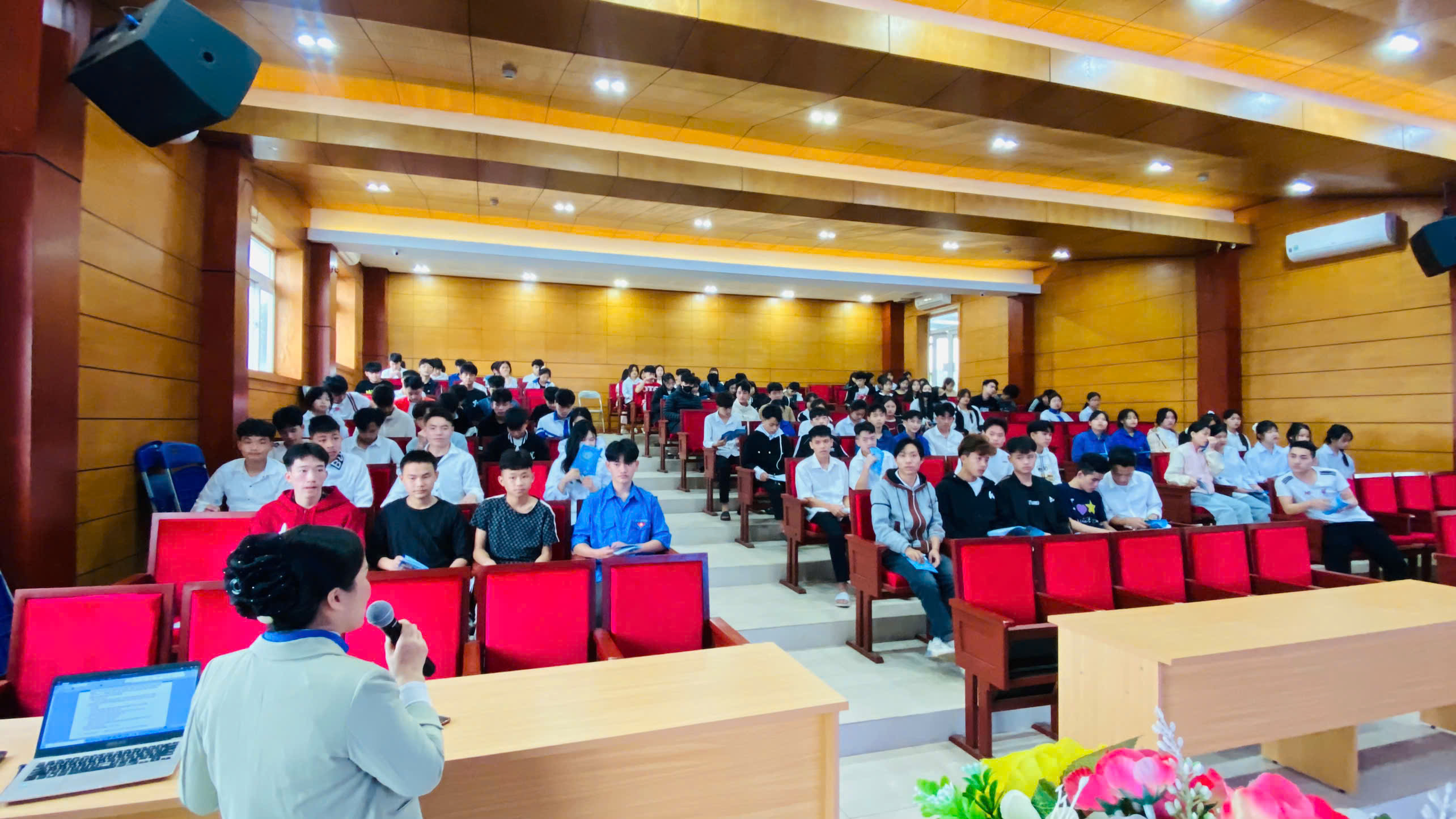  Đoàn thanh niên Cộng sản Hồ Chí Minh Trường Cao đẳng Luật Miền Bắc tổ chức lớp học Cảm tình Đoàn cho thanh niên ưu tú.